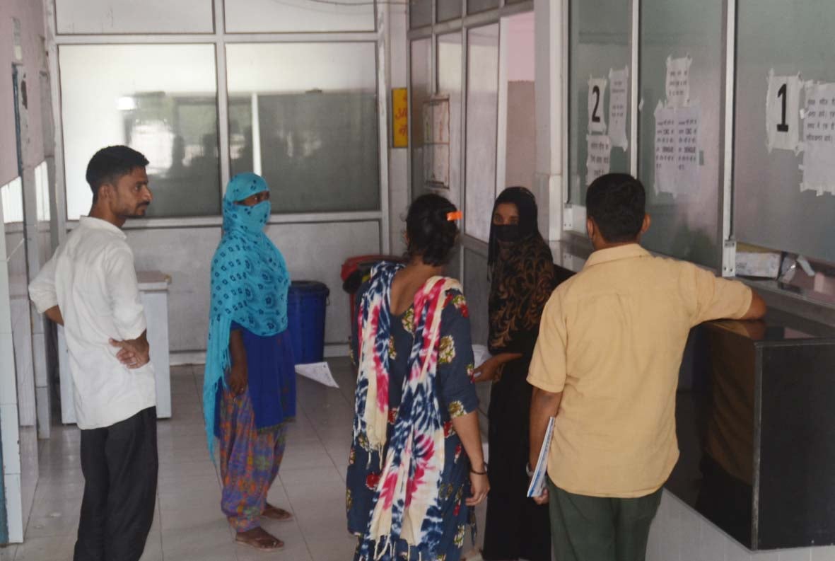 बागपत जिला अस्पताल में जांच के लिए परेशान खड़े मरीज बागपत जिला अस्पताल में जांच के लिए परेशान खड़े मरीज