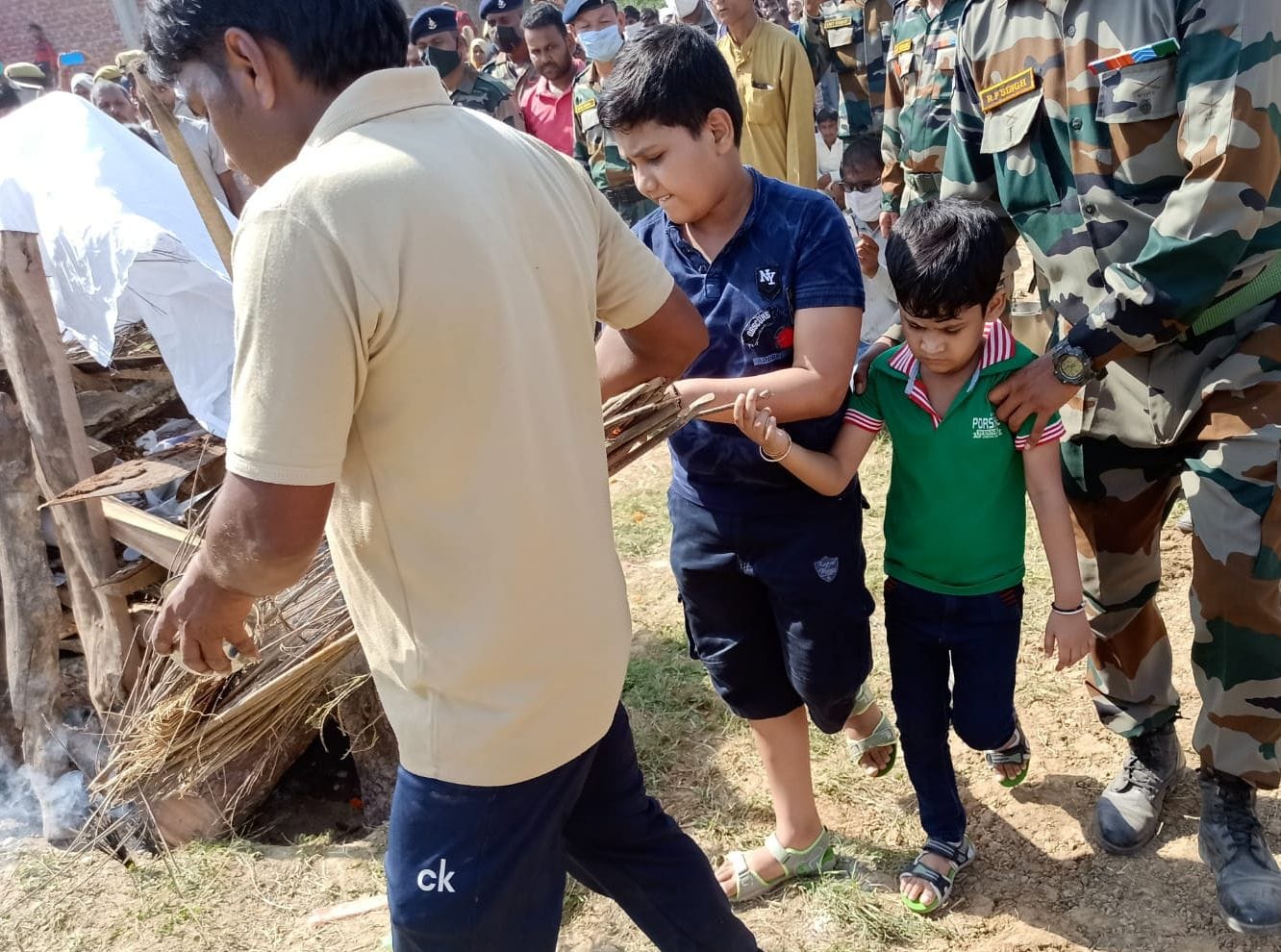 खदरा गांव में शहीद जवान की चिता को मुखाग्नि देते जवान के बच्चे। संवाद खदरा गांव में शहीद जवान की चिता को मुखाग्नि देते जवान के बच्चे। संवाद
