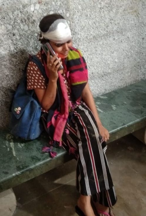 मोबाइल से परिजनों को हादसे की जानकारी देती घायल अनन्या। संवाद मोबाइल से परिजनों को हादसे की जानकारी देती घायल अनन्या। संवाद