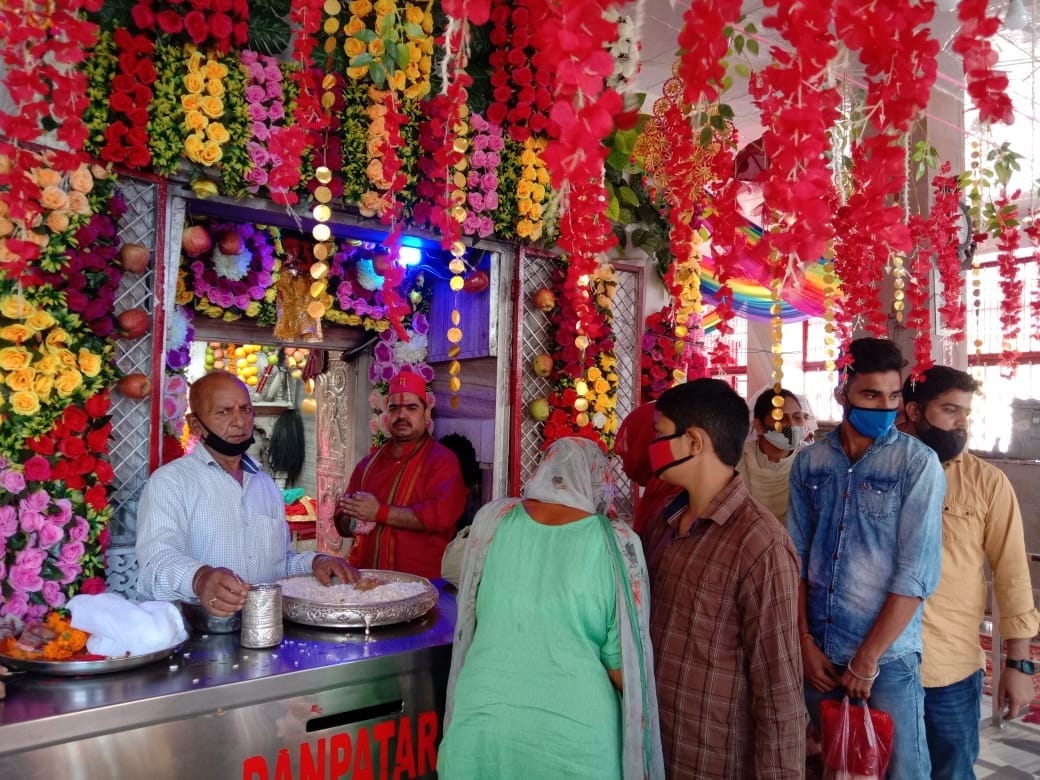 बिलावर के सुकराला देवी मंदिर में माता के दर्शन करने के लिए कतारों में लगे श्रद्धालु, संवाद। बिलावर के सुकराला देवी मंदिर में माता के दर्शन करने के लिए कतारों में लगे श्रद्धालु, संवाद।