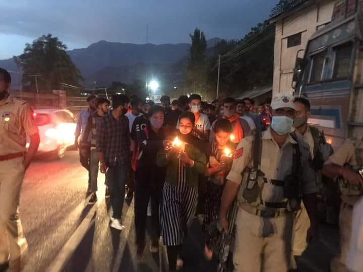 फोटो..एबीवीपी ने कश्मीर में अल्पसंख्यकों की हत्याओं के विरोध में केंडल मार्च निकाला। फोटो..एबीवीपी ने कश्मीर में अल्पसंख्यकों की हत्याओं के विरोध में केंडल मार्च निकाला।
