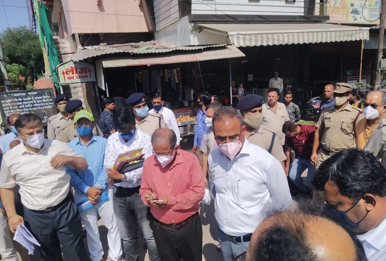 स्टेशन के वाहर दुकानों के सामने रेलवे अधिकारियों से चर्चा करते जीएम स्टेशन के वाहर दुकानों के सामने रेलवे अधिकारियों से चर्चा करते जीएम