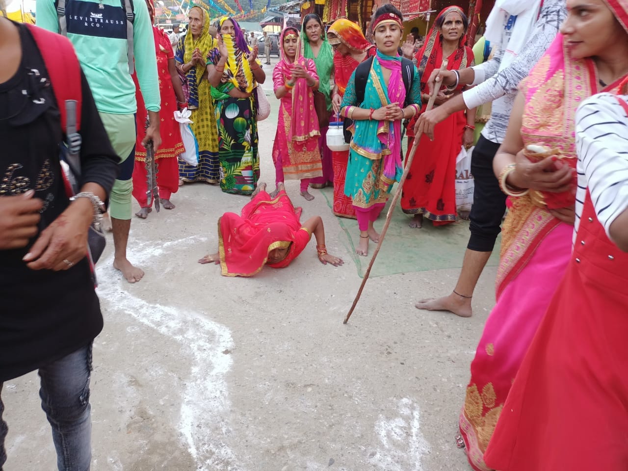 माता के दर्शनों को लेट लेट कर जाती श्रद्वालु