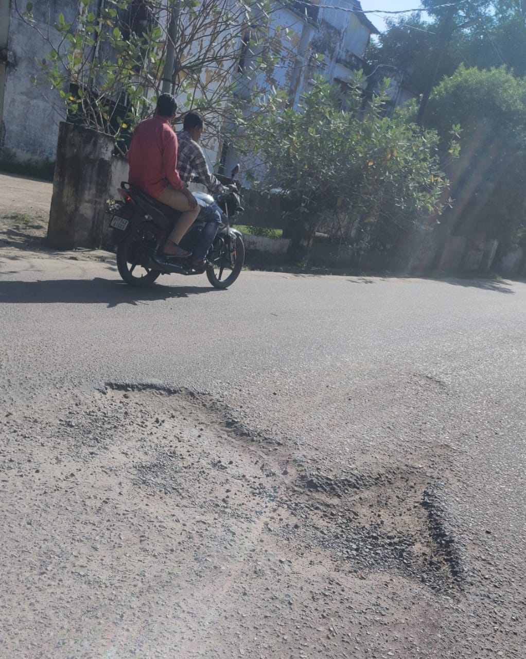 जेल चौराहे से सदनशाह जाने वाली रोड पर गड्ढे ही गड्ढे।