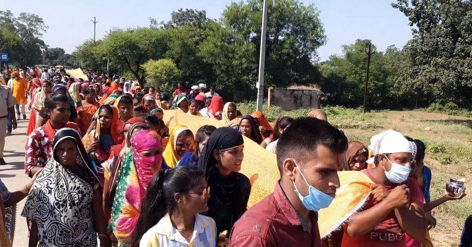 चुनरी यात्रा में शामिल श्रद्धालु चुनरी यात्रा में शामिल श्रद्धालु