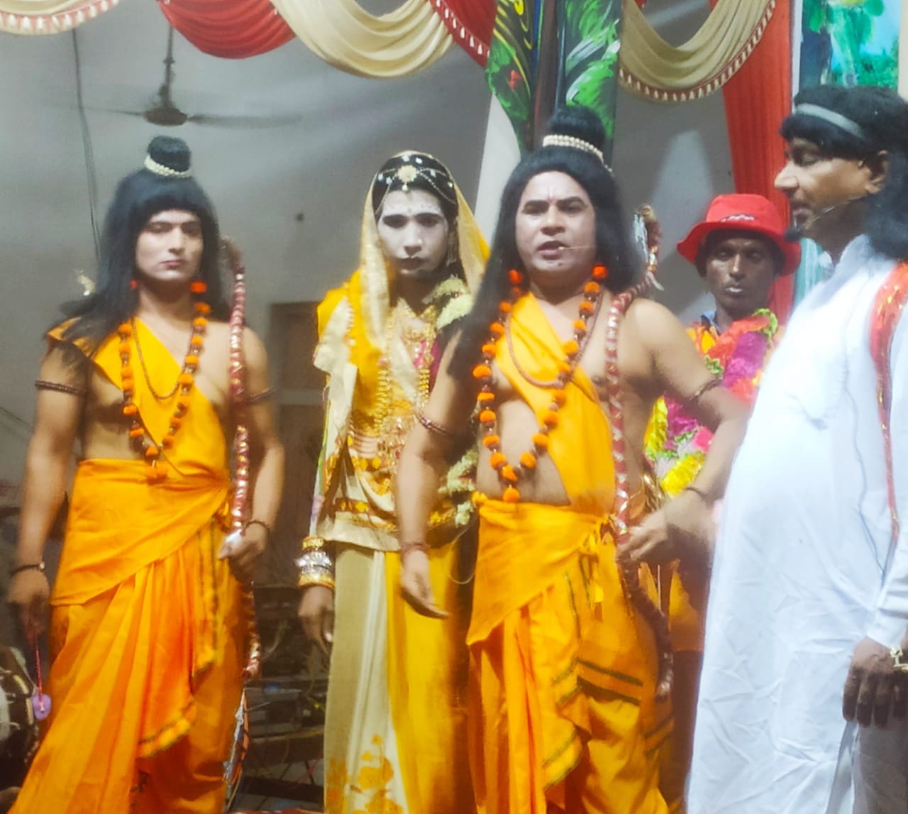 रटौल में रामलीला का मंचन करते कलाकार रटौल में रामलीला का मंचन करते कलाकार