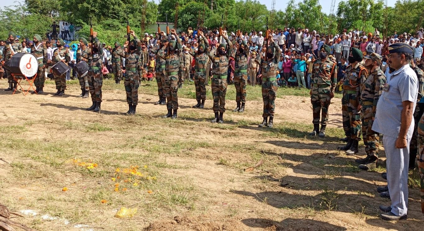खदरा गांव में शहीद जवान को सलामी देते जवान। संवाद खदरा गांव में शहीद जवान को सलामी देते जवान। संवाद