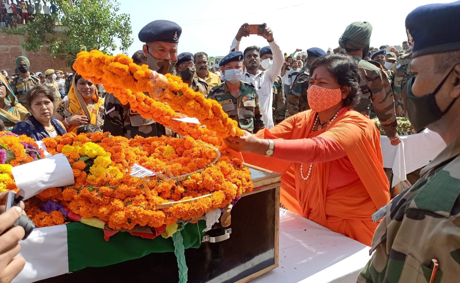 खदरा गांव में शहीद जवान के पार्थिव शरीर पर पुष्प चक्र रखकर श्रद्घांजलि देती केंद्रीय राज्य मंत्? खदरा गांव में शहीद जवान के पार्थिव शरीर पर पुष्प चक्र रखकर श्रद्घांजलि देती केंद्रीय राज्य मंत्?