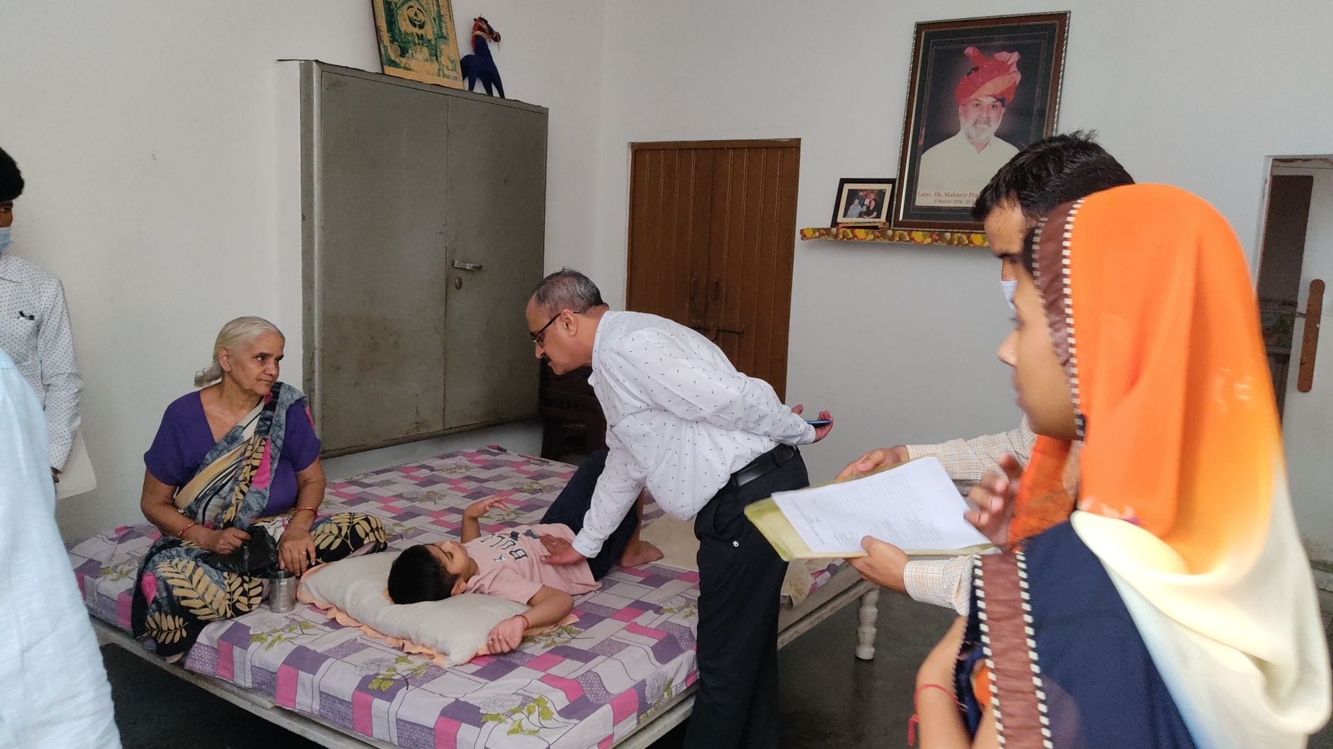 डेंगू मरीजों के घरों में जाकर जांच करते सिविल सर्जन डॉ. वीरेश भूषण। डेंगू मरीजों के घरों में जाकर जांच करते सिविल सर्जन डॉ. वीरेश भूषण।