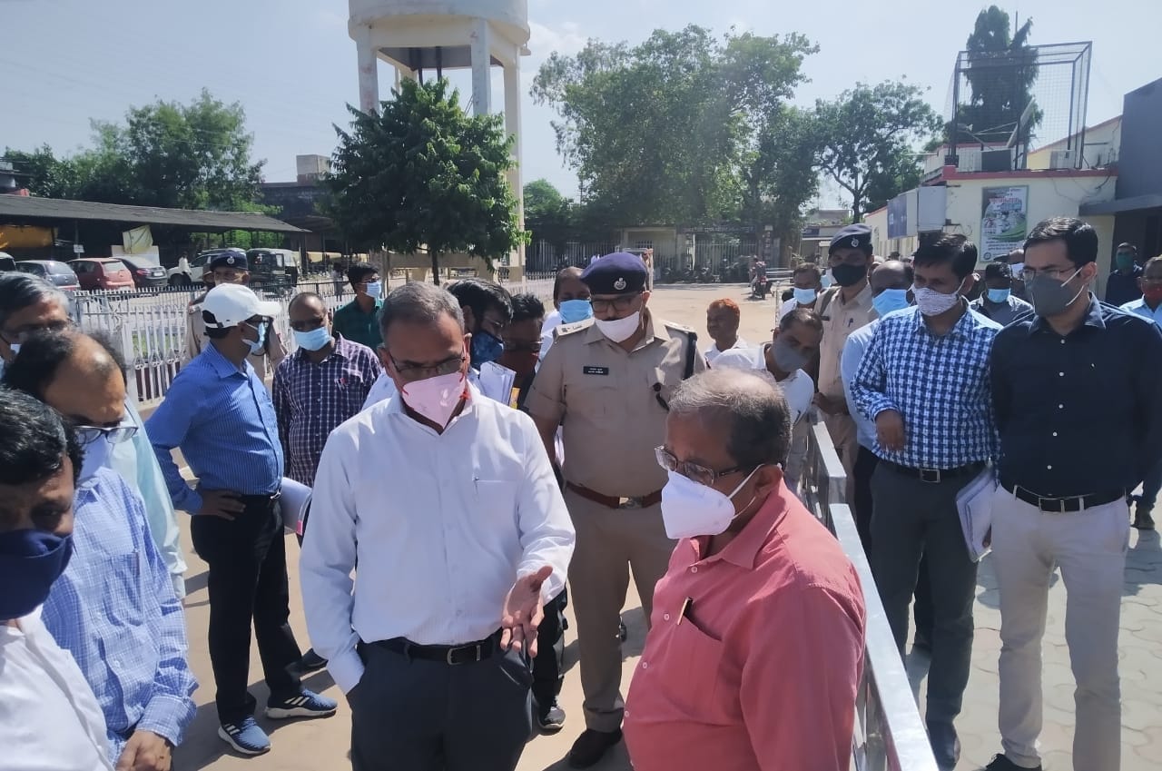 ललितपुर स्टेशन के वाहर निरीक्षण करते जीएम प्रमोद कुमार ललितपुर स्टेशन के वाहर निरीक्षण करते जीएम प्रमोद कुमार