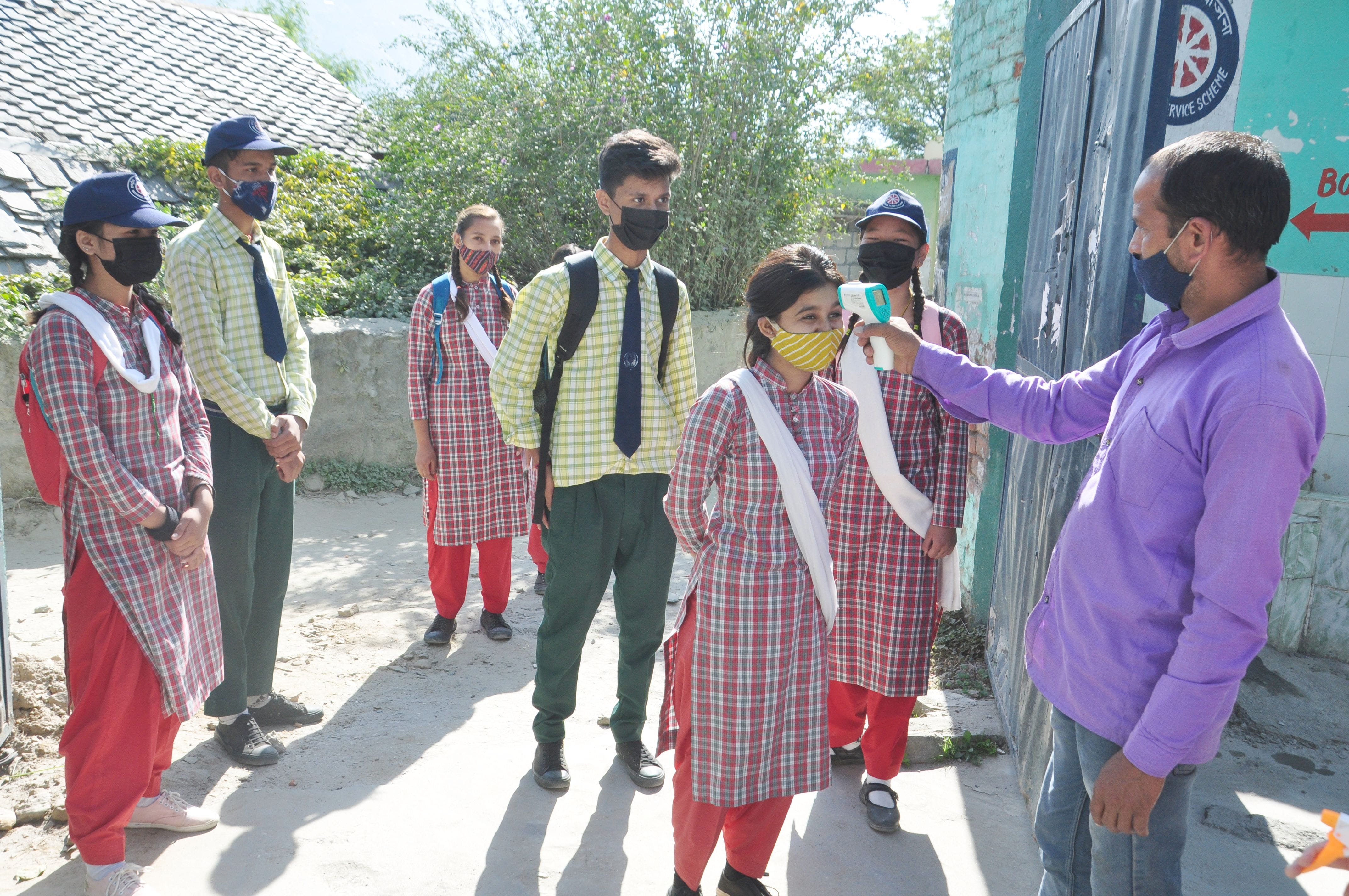 कुल्लू जिला में 12वी से 8वीं तक के छात्र-छात्राओं स्कूल पहुचनें पर थर्मल स्क्रीनिंगी करते हुए। कुल्लू जिला में 12वी से 8वीं तक के छात्र-छात्राओं स्कूल पहुचनें पर थर्मल स्क्रीनिंगी करते हुए।
