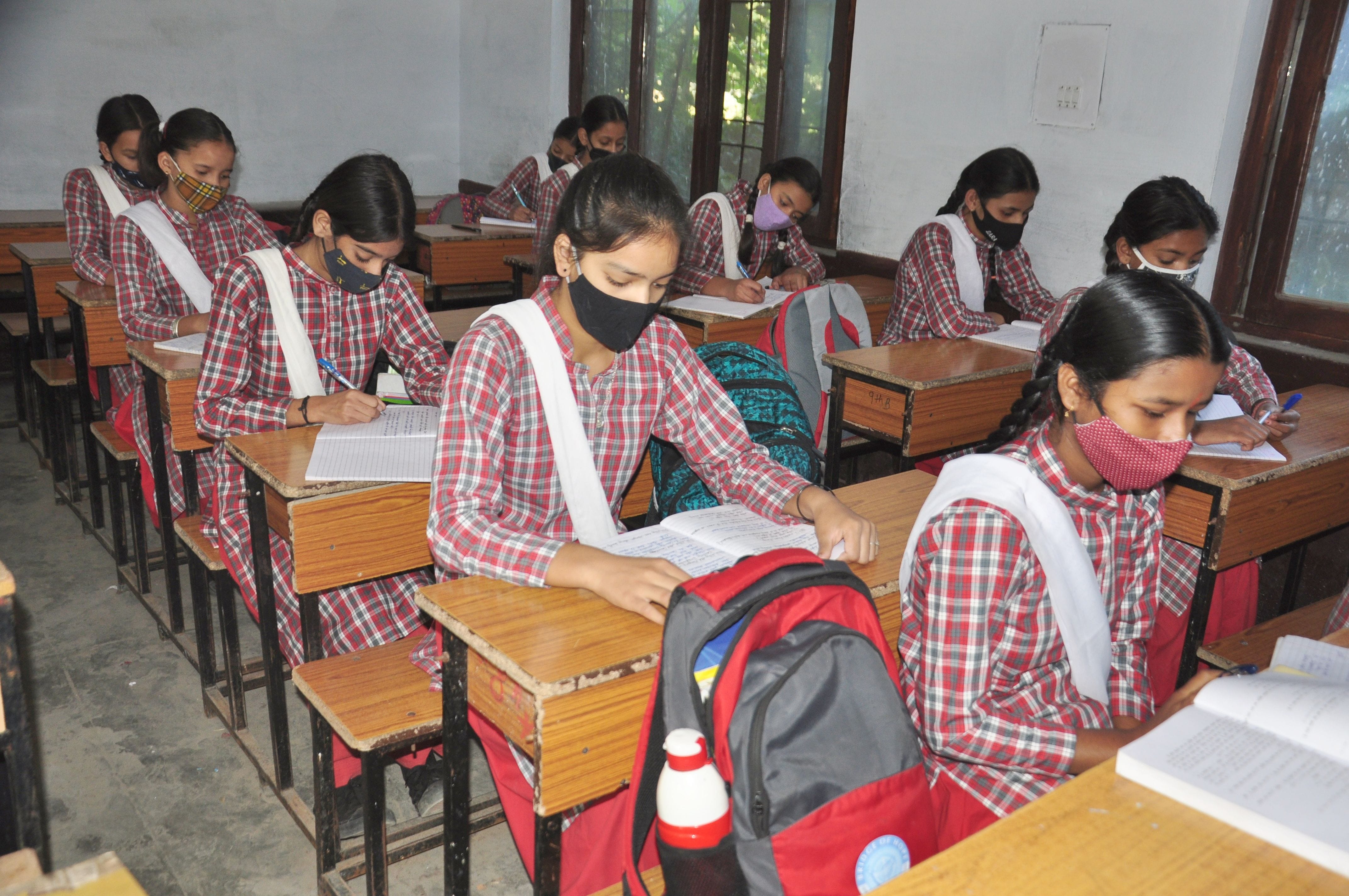 कुल्लू जिला में 8वीं तक के स्कूल खुलने के बाद सोमवार को स्कूल पहुचें विद्यार्थी। कुल्लू जिला में 8वीं तक के स्कूल खुलने के बाद सोमवार को स्कूल पहुचें विद्यार्थी।