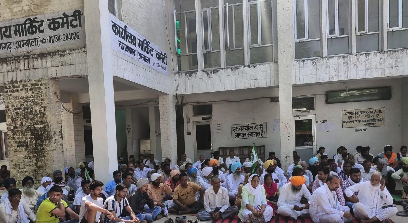 The siege of the police station was averted, the market committee protested The siege of the police station was averted, the market committee protested