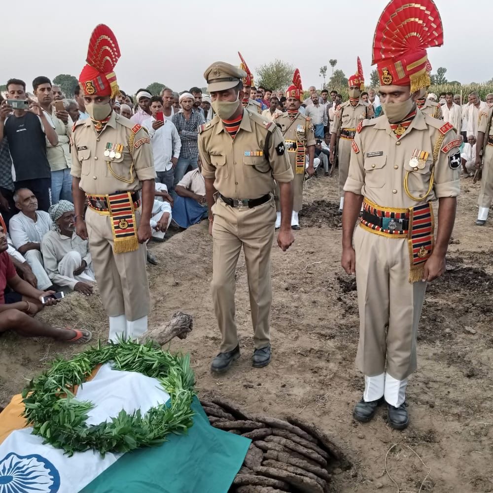 गांव गढ़ उमराव में मृत बीएसएफ के जवान के शव पर पुष्प चक्र अर्पित करते बीएसएफ की टुकड़ी के जवान।