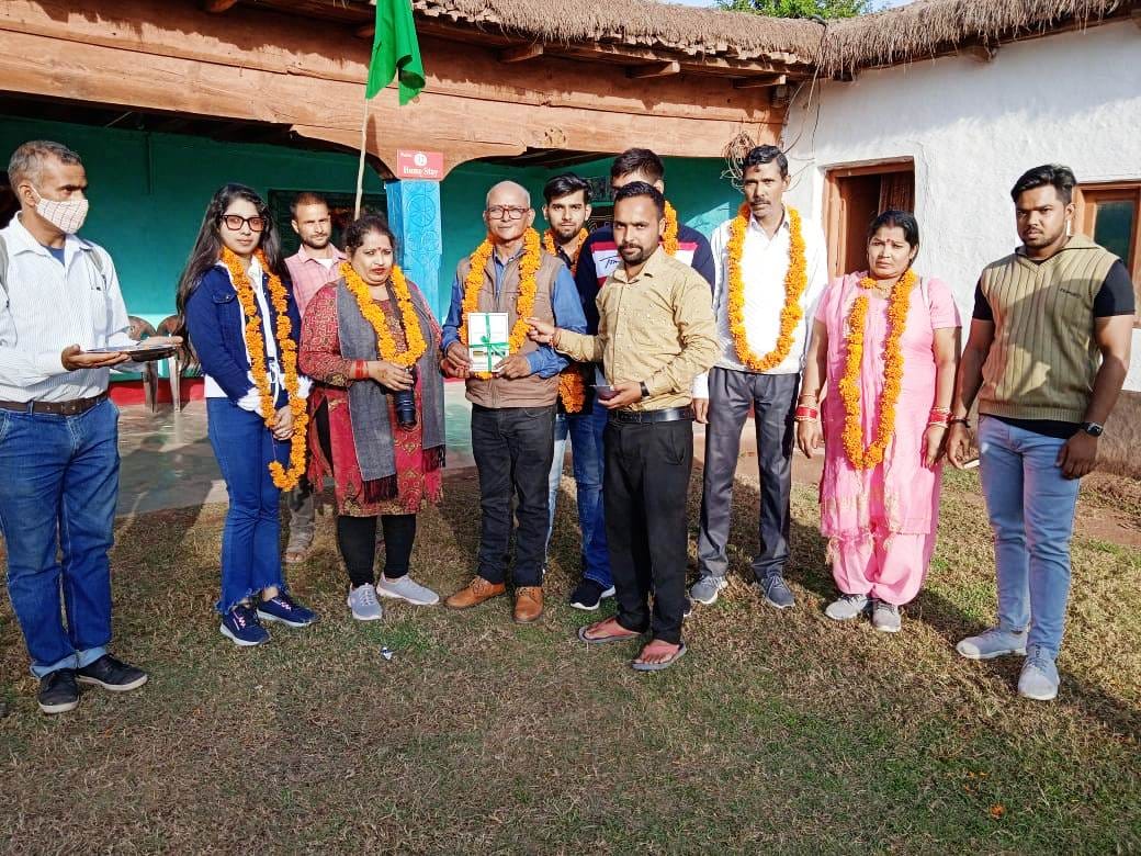 पंचैरी में पर्यटकों के घर पहुंचने पर स्वागत करते ग्रामीण