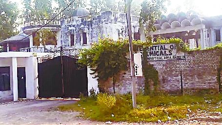 परसाखेड़ा स्थित अग्रवाल दंपती का घर और फैक्टरी। परसाखेड़ा स्थित अग्रवाल दंपती का घर और फैक्टरी।