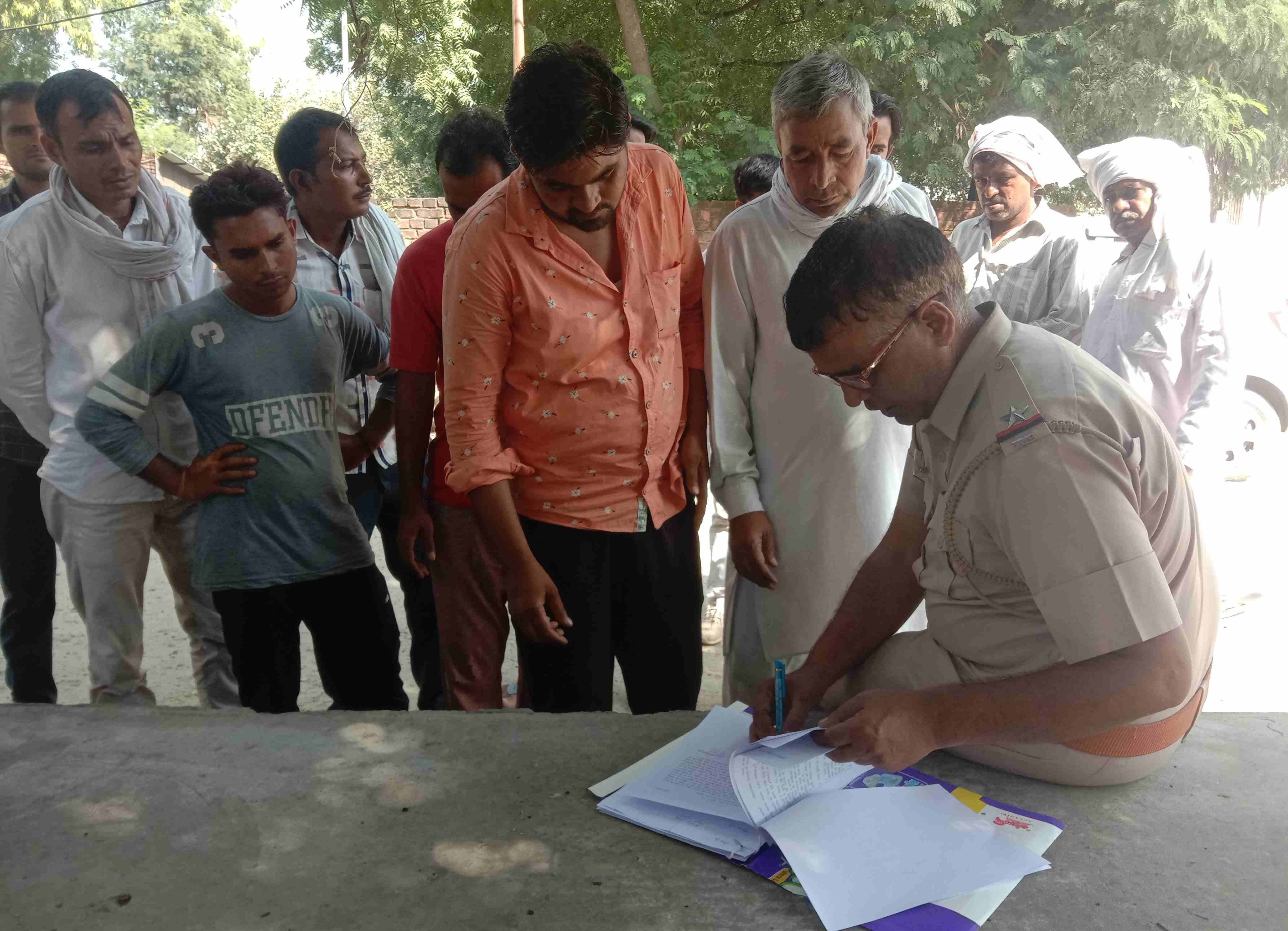 गांव हसनपुर में युवक की हत्या के बाद सामान्य अस्पताल में पोस्टमार्टम के लिए कार्रवाई करती पुलिस? गांव हसनपुर में युवक की हत्या के बाद सामान्य अस्पताल में पोस्टमार्टम के लिए कार्रवाई करती पुलिस?