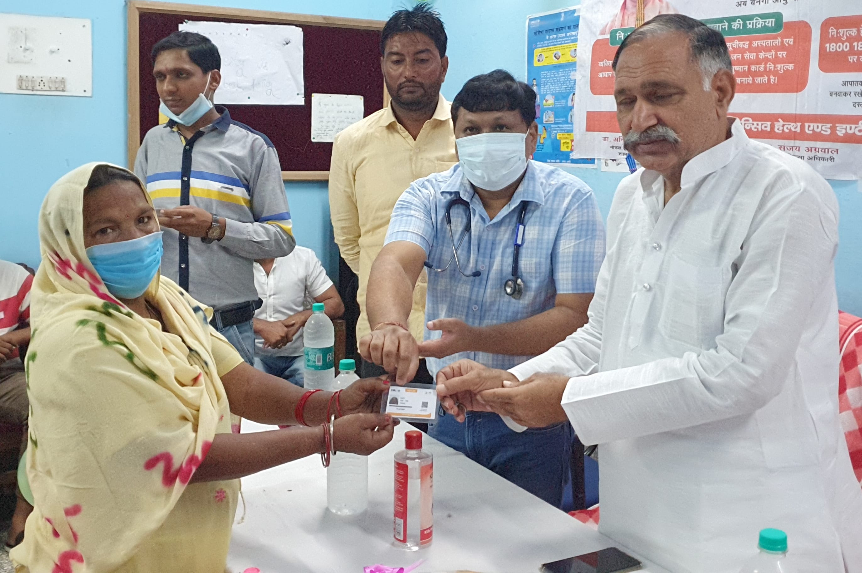 कैराना सीएचसी पर लाभार्थियो को आयुष्मान कार्ड वितरित करते भाजपा नेता अनिल चौहान कैराना सीएचसी पर लाभार्थियो को आयुष्मान कार्ड वितरित करते भाजपा नेता अनिल चौहान