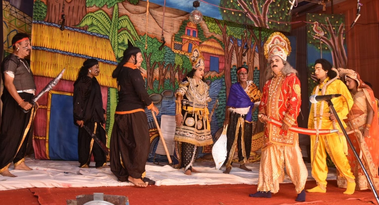 नई अनाज मंडी रामलीला में वनवास के दौरान केवट व राम मिलन का मंचन करते कलाकार। नई अनाज मंडी रामलीला में वनवास के दौरान केवट व राम मिलन का मंचन करते कलाकार।