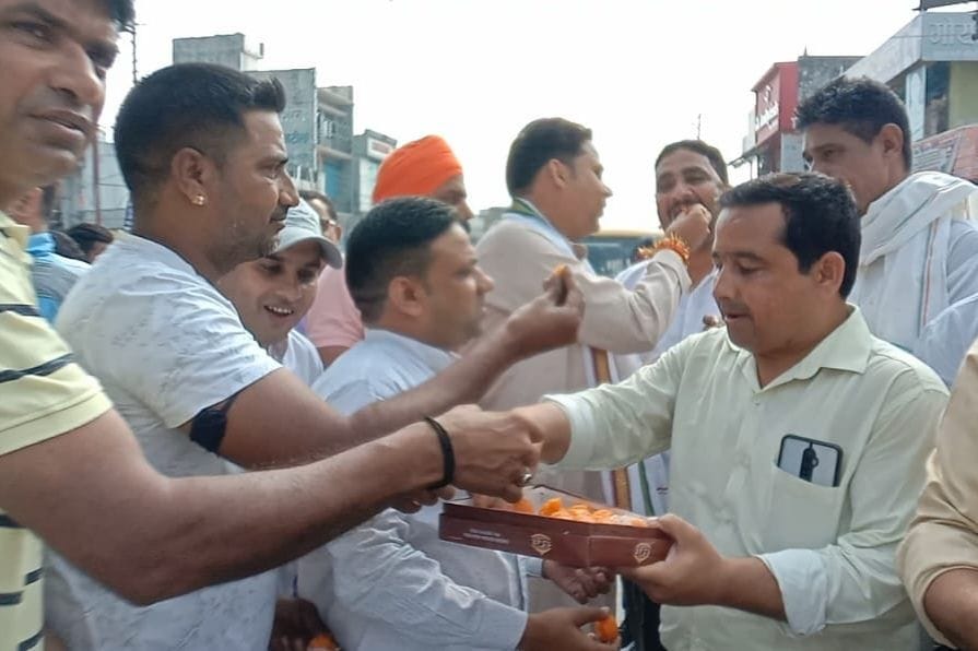 खटीमा में यशपाल आर्य के कांग्रेस में वापसी पर खुशी मनाते कांग्रेसी।