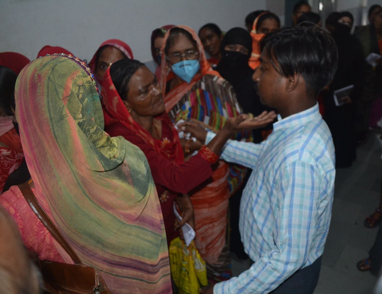लोहिया अस्पताल में ब्लड जांच को महिलाओं से होती कर्मचारी की नोकझोंक। संवाद लोहिया अस्पताल में ब्लड जांच को महिलाओं से होती कर्मचारी की नोकझोंक। संवाद