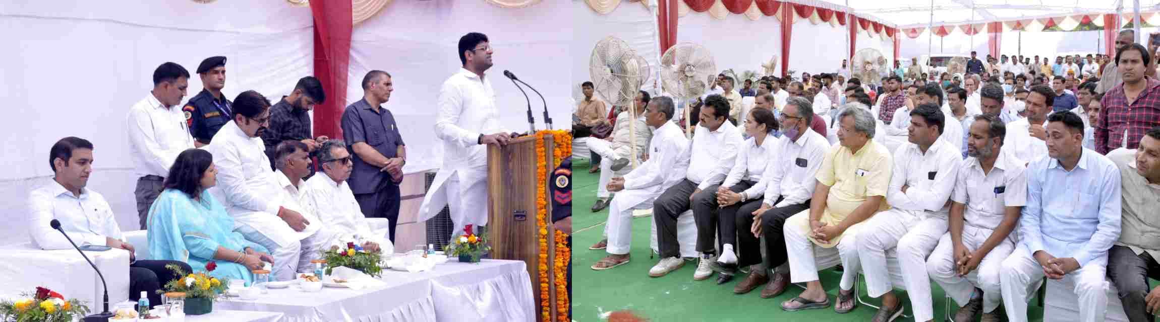 लोगों को संबोधित करते डिप्टी सीएम दुष्यंत चौटाला । लोगों को संबोधित करते डिप्टी सीएम दुष्यंत चौटाला ।