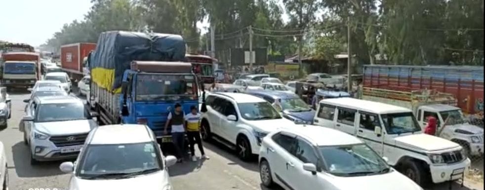 पानीपत। नेशनल हाइवे- 44 पर लगा जाम। पानीपत। नेशनल हाइवे- 44 पर लगा जाम।