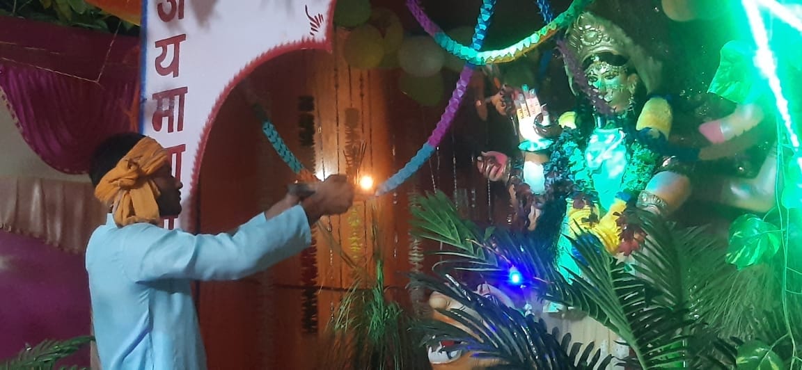 नवरात्र में दुर्गा माता का पूजन करता शृद्धालु। नवरात्र में दुर्गा माता का पूजन करता शृद्धालु।