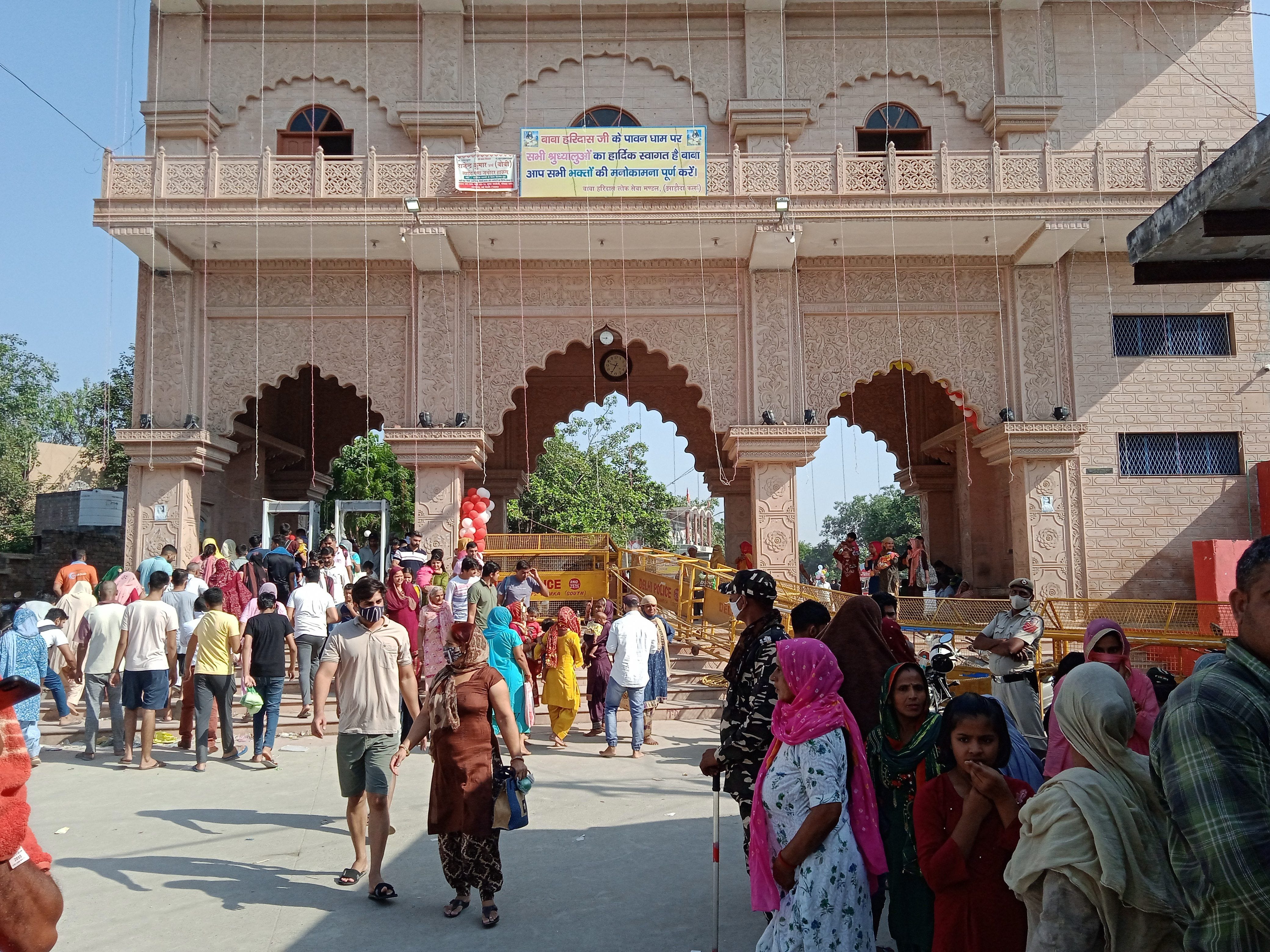 पवित्र तालाब मल्लाह परिसर का भव्य प्रवेश द्वार। पवित्र तालाब मल्लाह परिसर का भव्य प्रवेश द्वार।