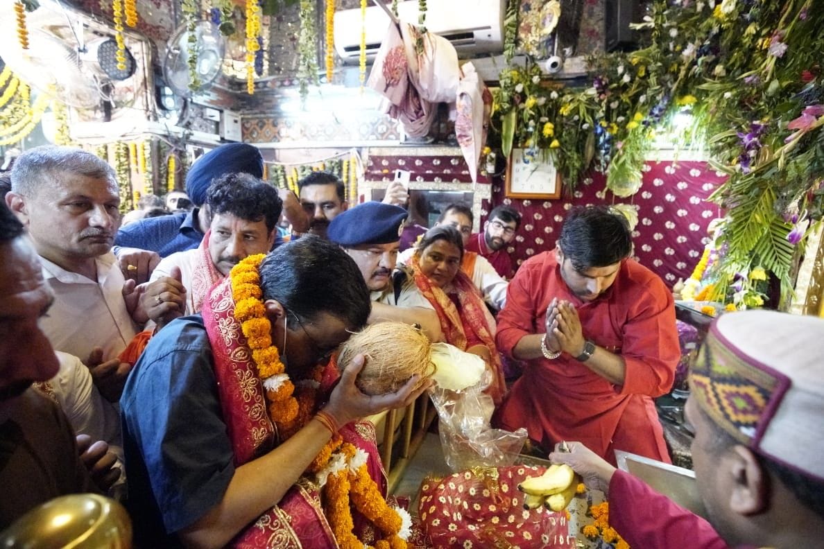 दिल्ली के सीएम केजरीवाल देवी तालाब मंदिर में हुए नतमस्तक। दिल्ली के सीएम केजरीवाल देवी तालाब मंदिर में हुए नतमस्तक।
