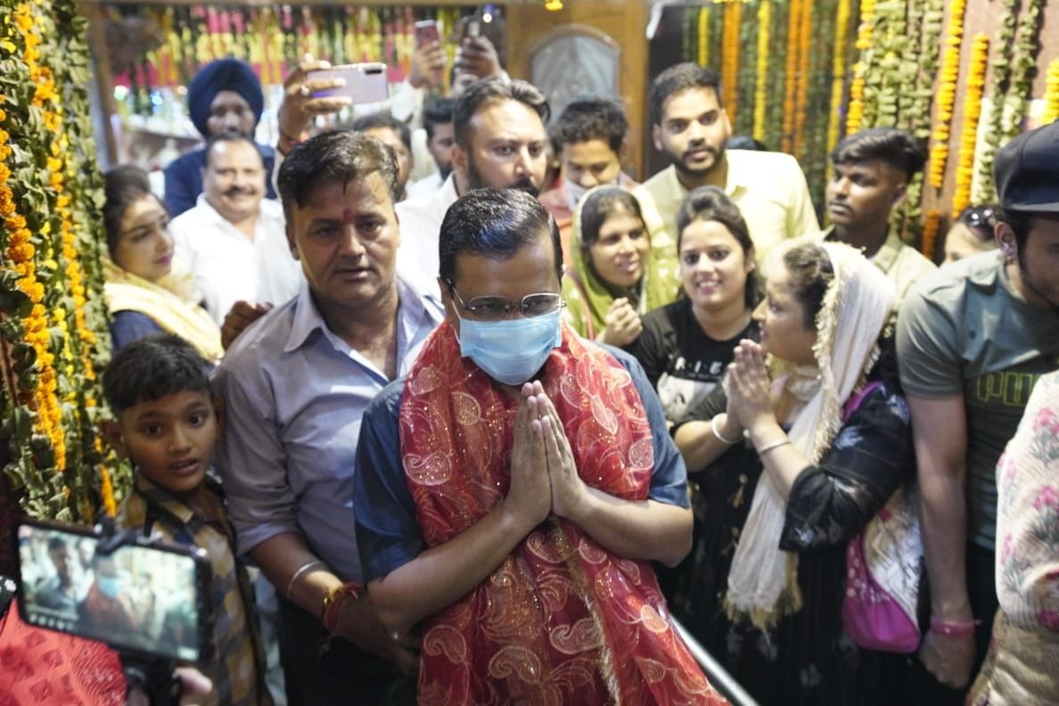 दिल्ली के सीएम केजरीवाल देवी तालाब मंदिर में हुए नतमस्तक। दिल्ली के सीएम केजरीवाल देवी तालाब मंदिर में हुए नतमस्तक।