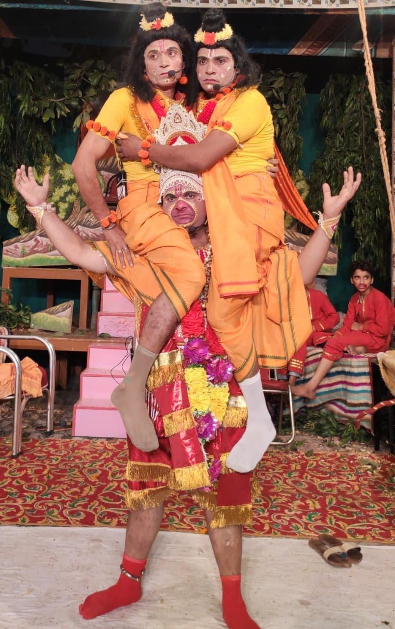 कैराना में रामलीला का मंचन करते कलाकार कैराना में रामलीला का मंचन करते कलाकार