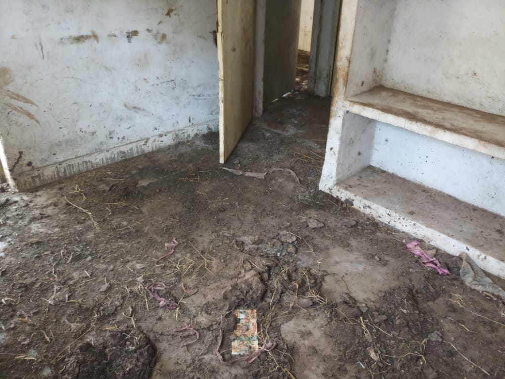उप स्वास्थ केंद्र पारौल में पड़ी गंदगी उप स्वास्थ केंद्र पारौल में पड़ी गंदगी