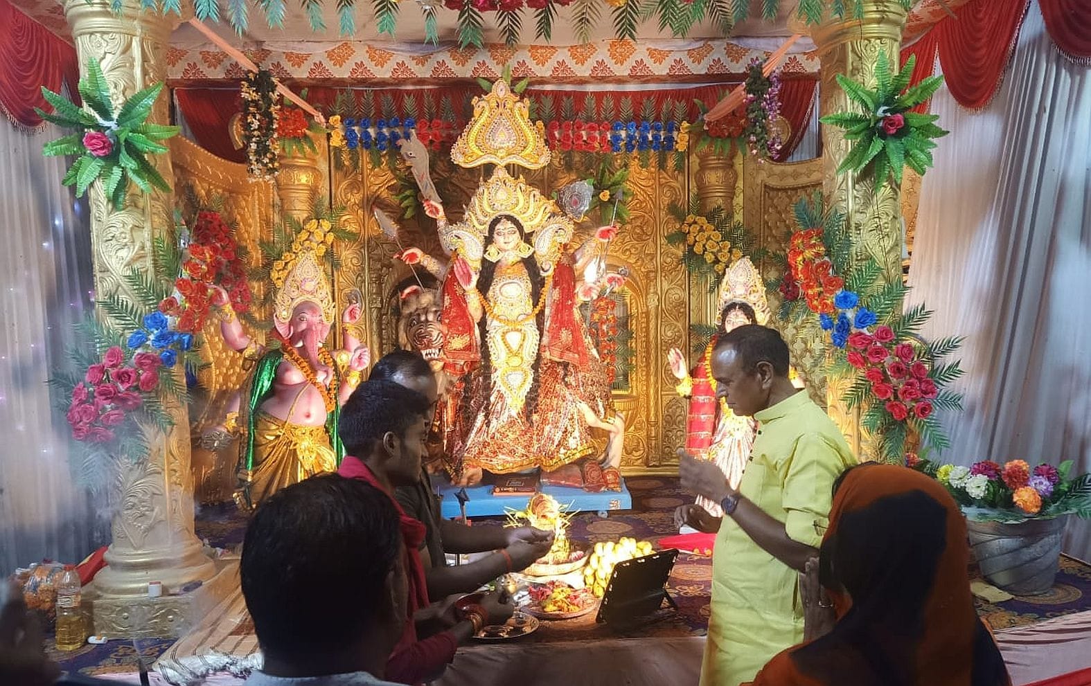 24. लंभुआ में देवी पंडाल में पूजन करते भाजपा विधायक देवमणि द्विवेदी।