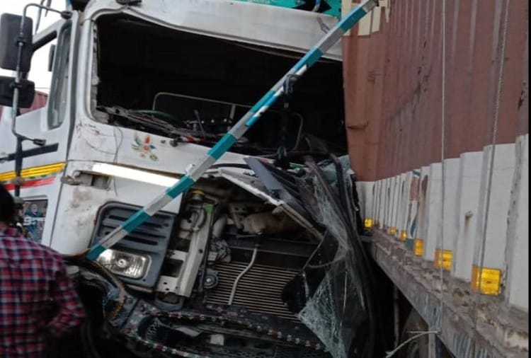 कंटेनर और डंपर में भीषण टक्कर