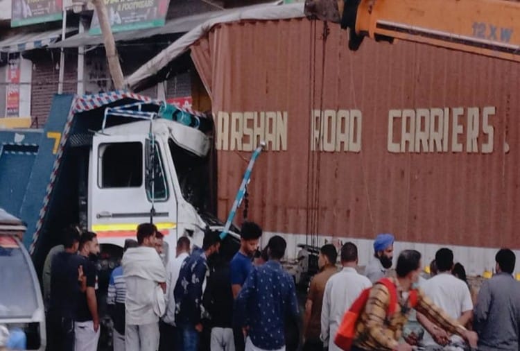 कंटेनर और डंपर में भीषण टक्कर