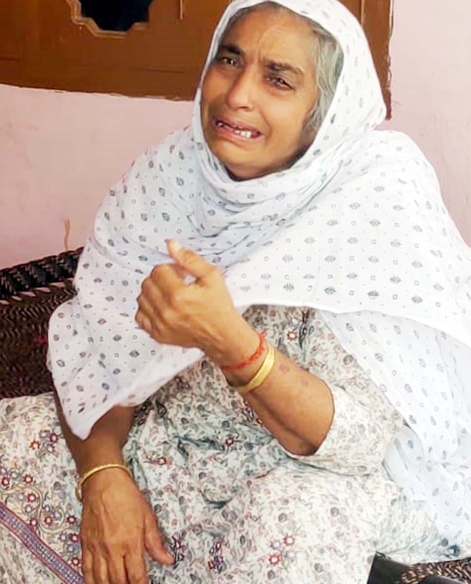 सारज सिंह की मां परमजीत कौर सारज सिंह की मां परमजीत कौर