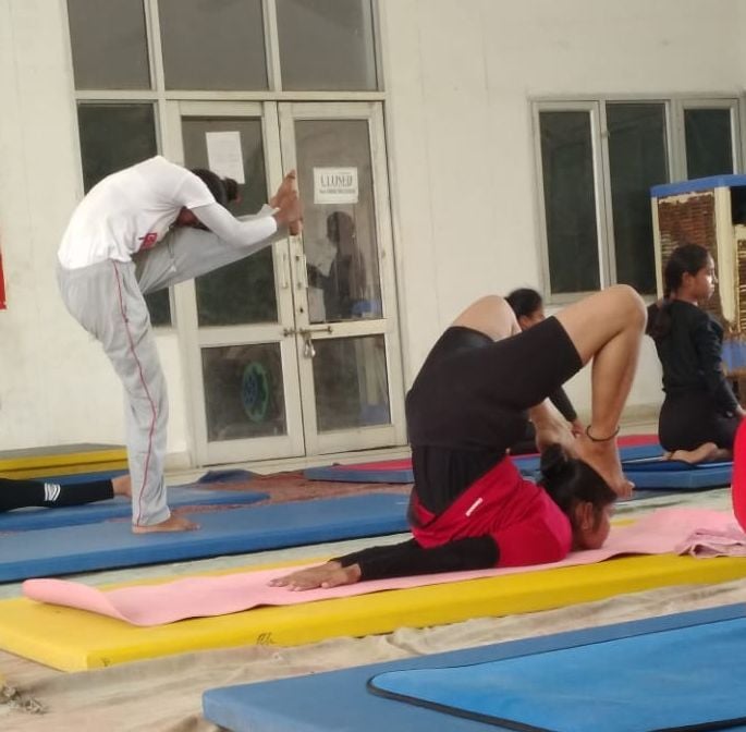 योगा का अभ्यास करते अभ्यार्थी। योगा का अभ्यास करते अभ्यार्थी।