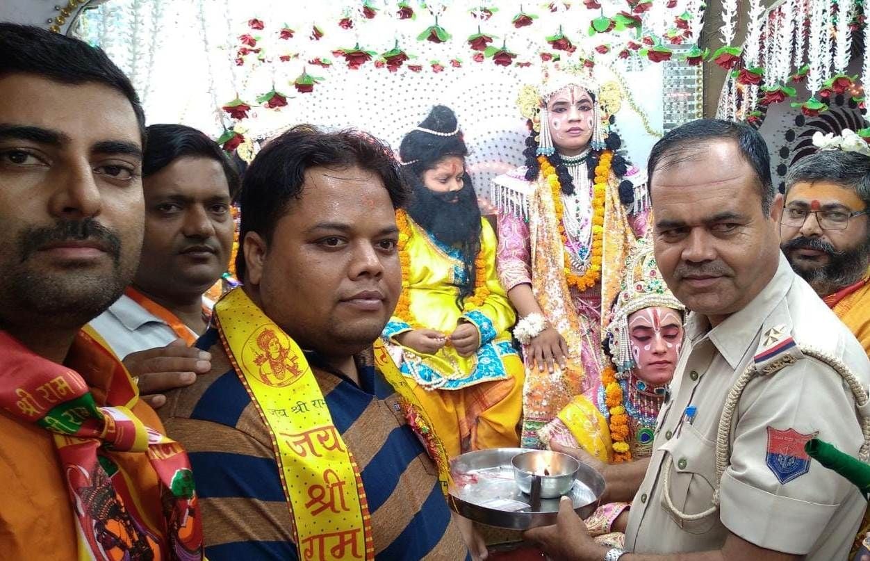 कासगंज के अमांपुर में श्रीराम बारात के शुभारंभ पर थाना प्रभारी मृदुल सिंह साथ में अन्य कमेटी के स कासगंज के अमांपुर में श्रीराम बारात के शुभारंभ पर थाना प्रभारी मृदुल सिंह साथ में अन्य कमेटी के स