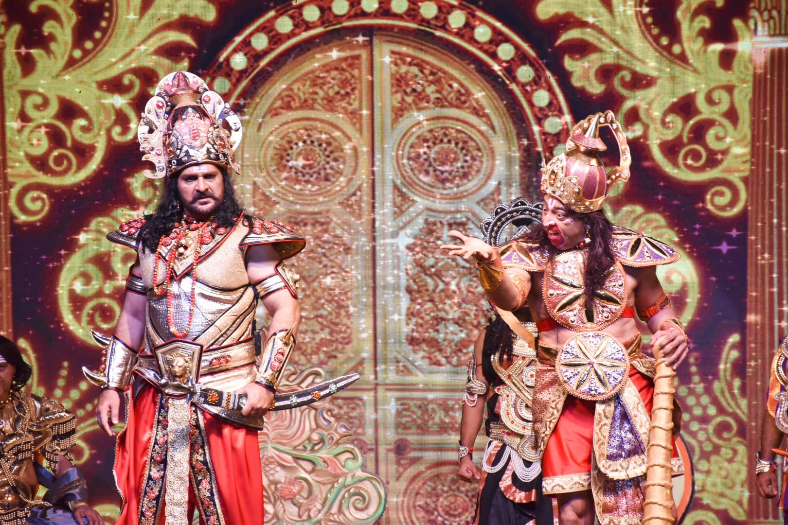 अयोध्या राम लीला के मंचन के दौरान रावण और हनुमान का संवाद व लंका दहन का दृश्य व मौजूद हनुमान