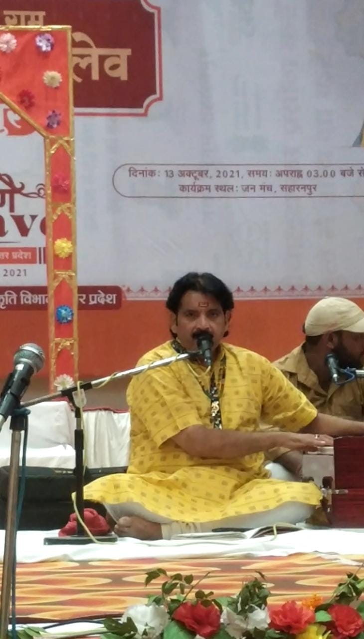 जनमंच में आयोजित जन-जन के राम रामायण कॉन्क्लेव कार्यक्रम में भजन गाते कलाकार जनमंच में आयोजित जन-जन के राम रामायण कॉन्क्लेव कार्यक्रम में भजन गाते कलाकार