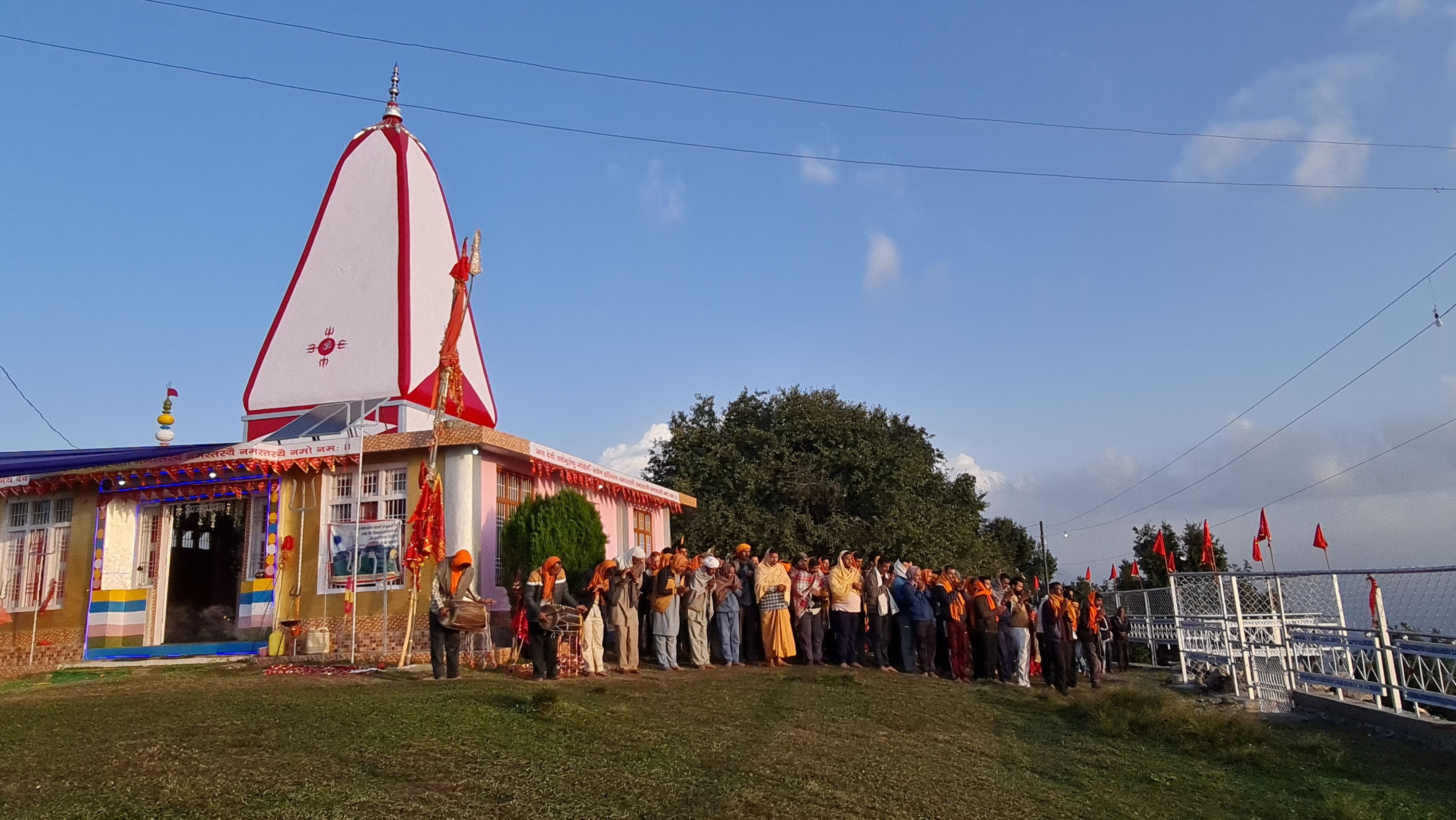 बनी स्थित जोड़ेया माता के दरबार में पहुंचे पुजारी और भक्त सूर्य नमस्कार करते हुए। संवाद