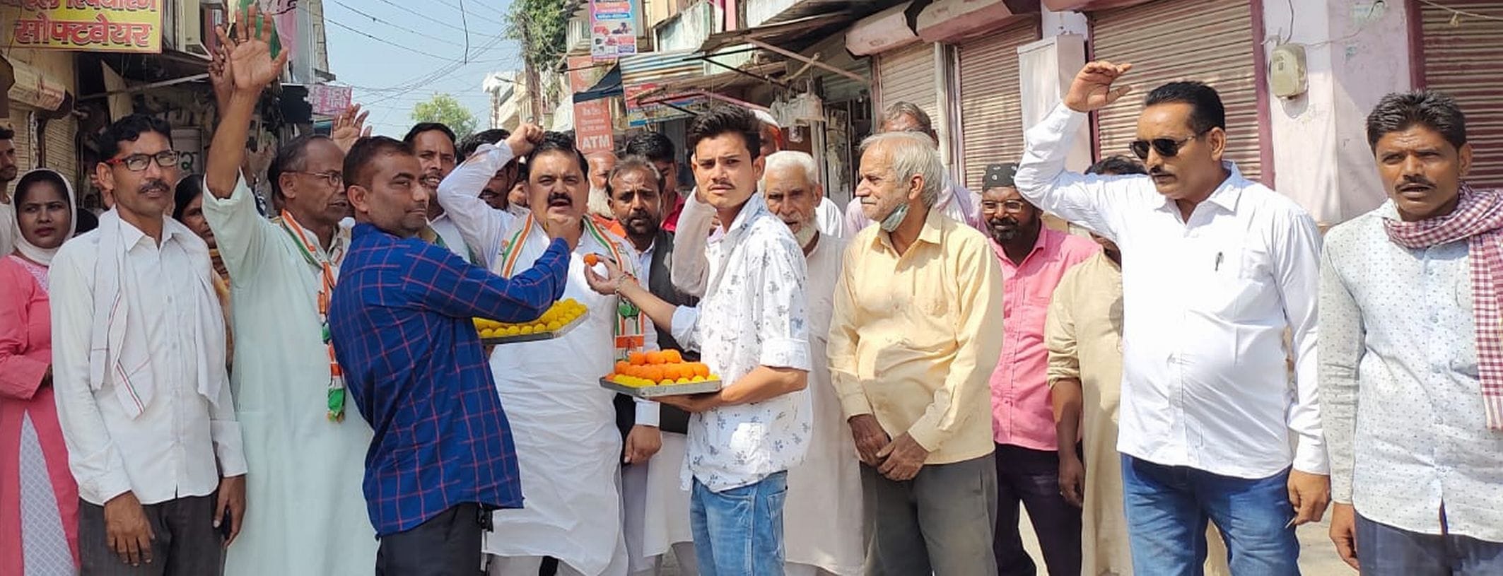 सितारगंज में मिष्ठान बांटकर हर्ष जताते कांग्रेसी। सितारगंज में मिष्ठान बांटकर हर्ष जताते कांग्रेसी।