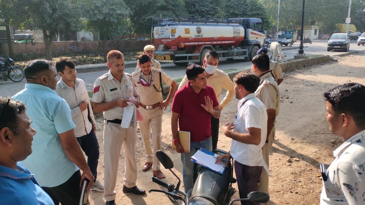 फाइनेंस कंपनी के कर्मचारी के साथ हुई लूट के बाद वारदात स्थल पर जांच करते पुलिस अधिकारी। संवाद फाइनेंस कंपनी के कर्मचारी के साथ हुई लूट के बाद वारदात स्थल पर जांच करते पुलिस अधिकारी। संवाद