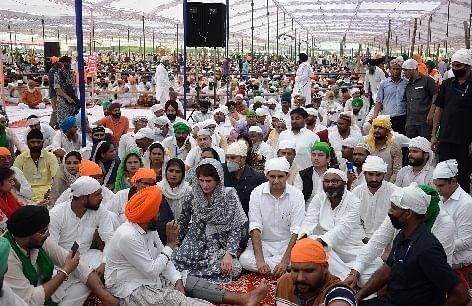 श्रद्धांजलि सभा में लोगों के बीच बैठीं प्रियंका गांधी। श्रद्धांजलि सभा में लोगों के बीच बैठीं प्रियंका गांधी।