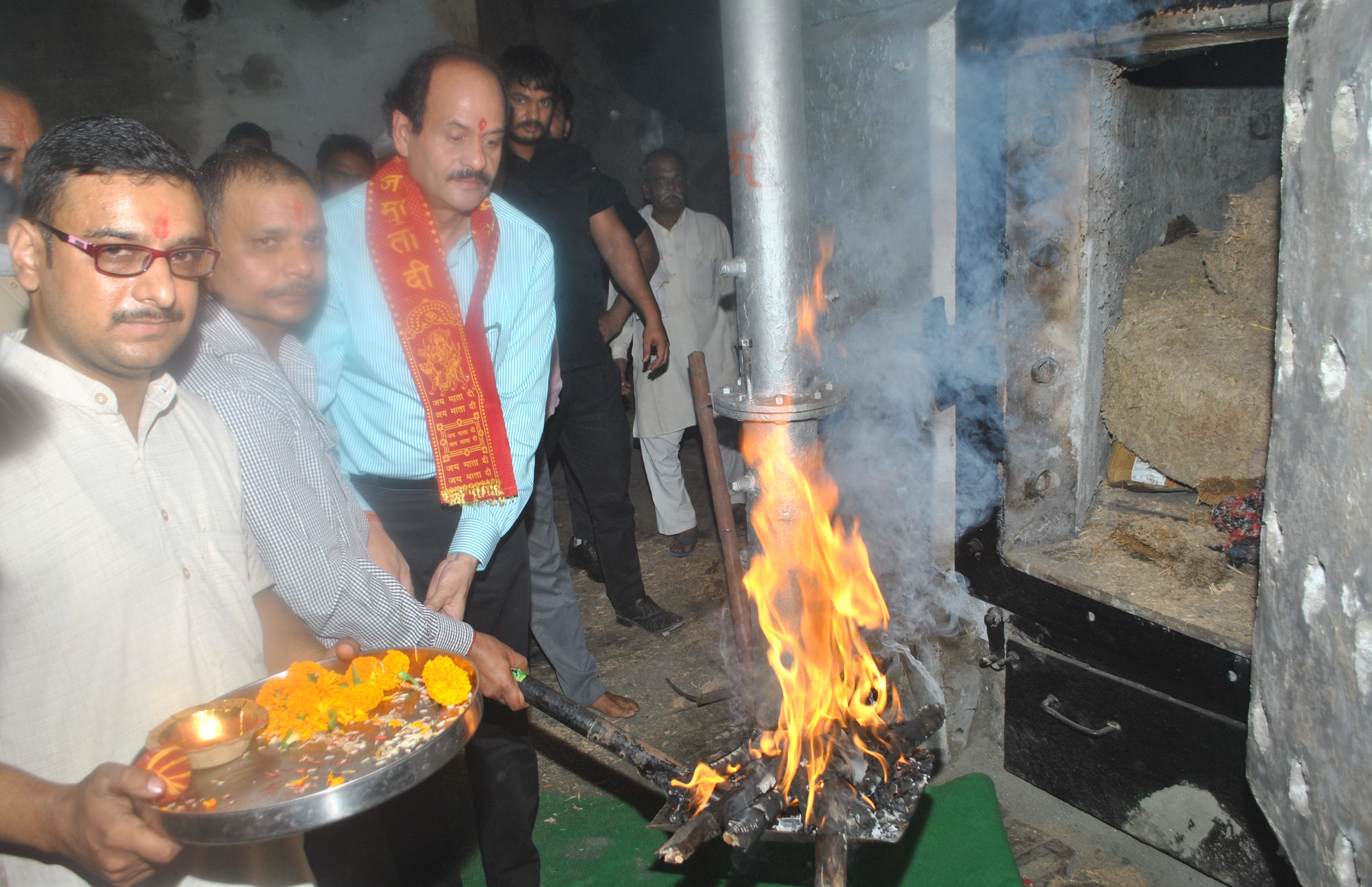 शामली शुगर मिल के बॉयलर में अग्नि प्रज्ज्वलित करते मिल अधिकारी। शामली शुगर मिल के बॉयलर में अग्नि प्रज्ज्वलित करते मिल अधिकारी।