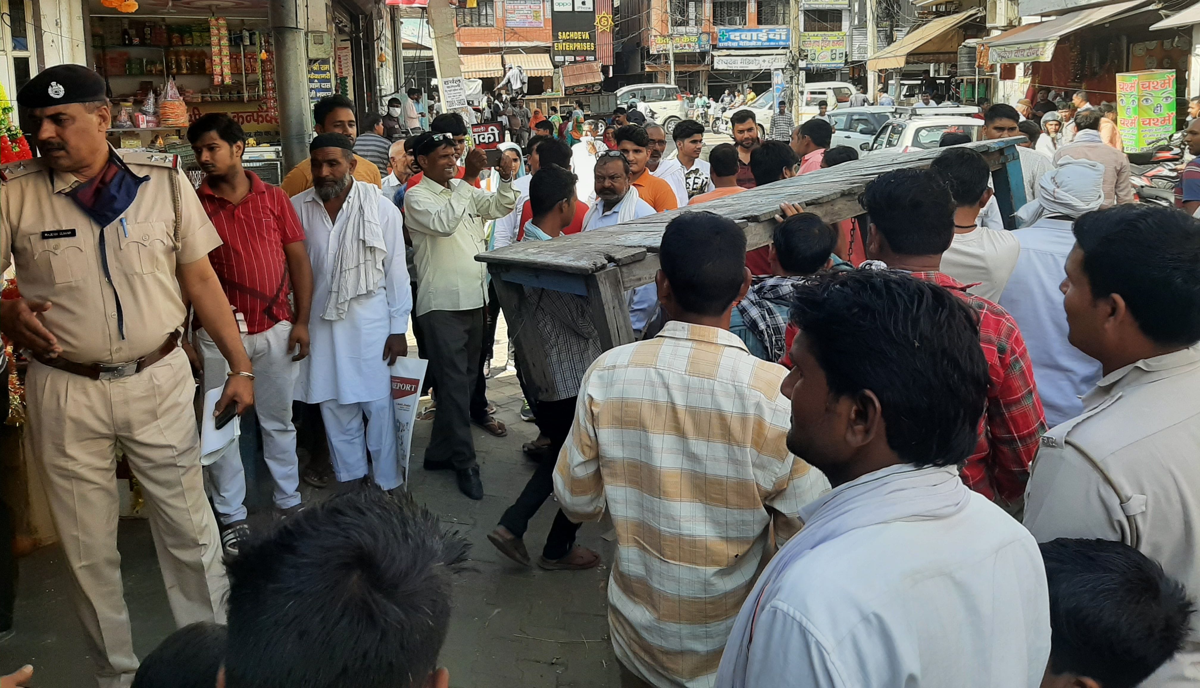 समालखा। समालखा में दुकानदार द्वारा किए गए अतिक्रमण पर कारवाई कर समान उठाकर लेकर जाते हुए कर्मी। समालखा। समालखा में दुकानदार द्वारा किए गए अतिक्रमण पर कारवाई कर समान उठाकर लेकर जाते हुए कर्मी।