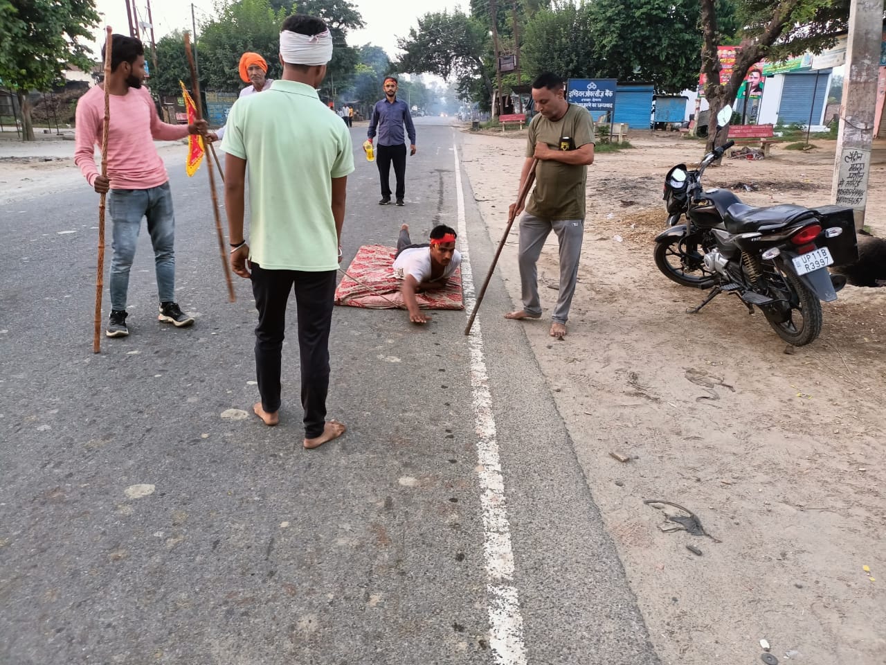 लेटकर जाता श्रद्धालु दीपक त्यागी लेटकर जाता श्रद्धालु दीपक त्यागी