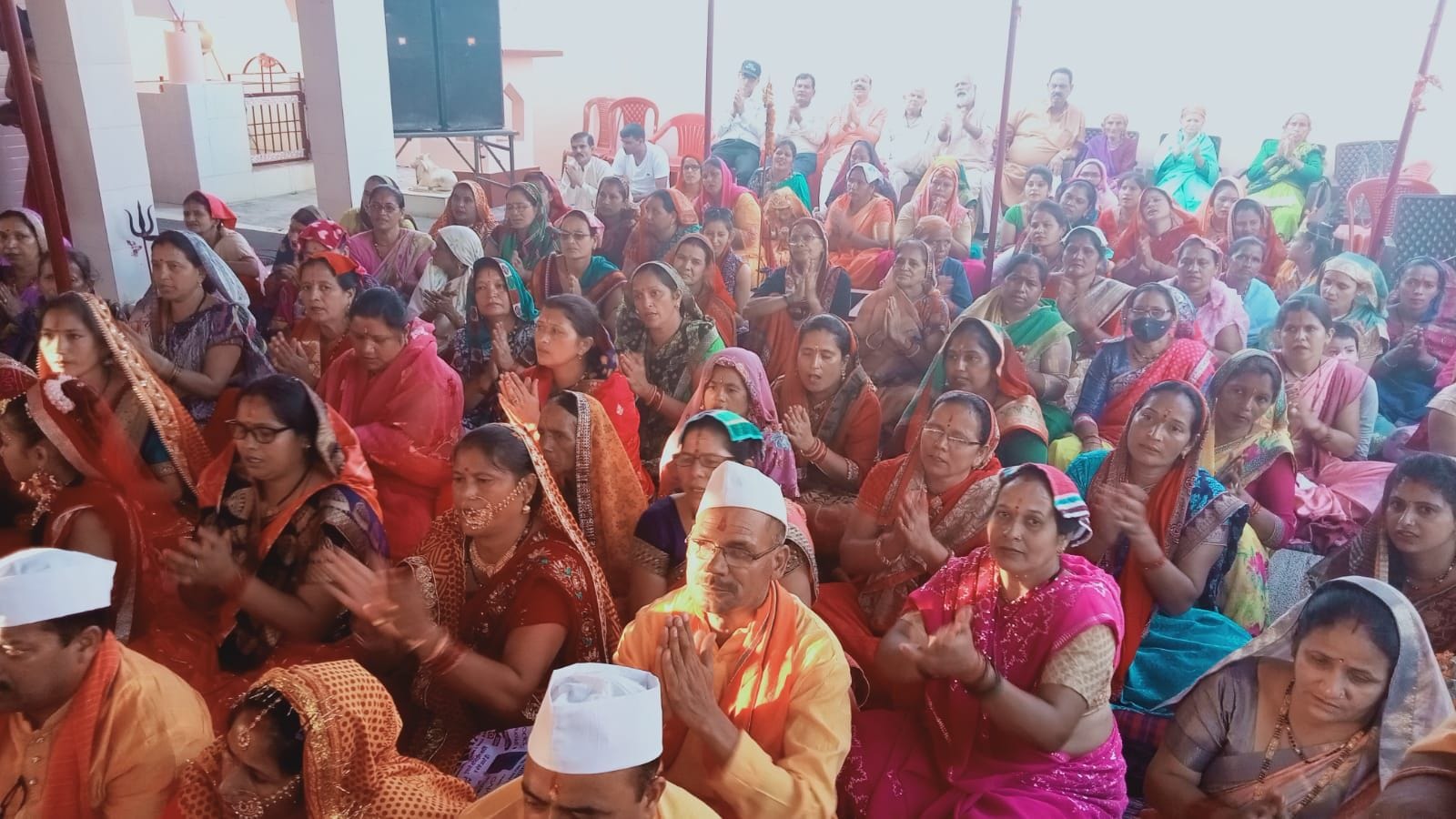 खटीमा के पूर्णागिरि कालोनी में मां पूर्णागिरी मंदिर में भागवत कथा सुनते श्रद्धालु। खटीमा के पूर्णागिरि कालोनी में मां पूर्णागिरी मंदिर में भागवत कथा सुनते श्रद्धालु।