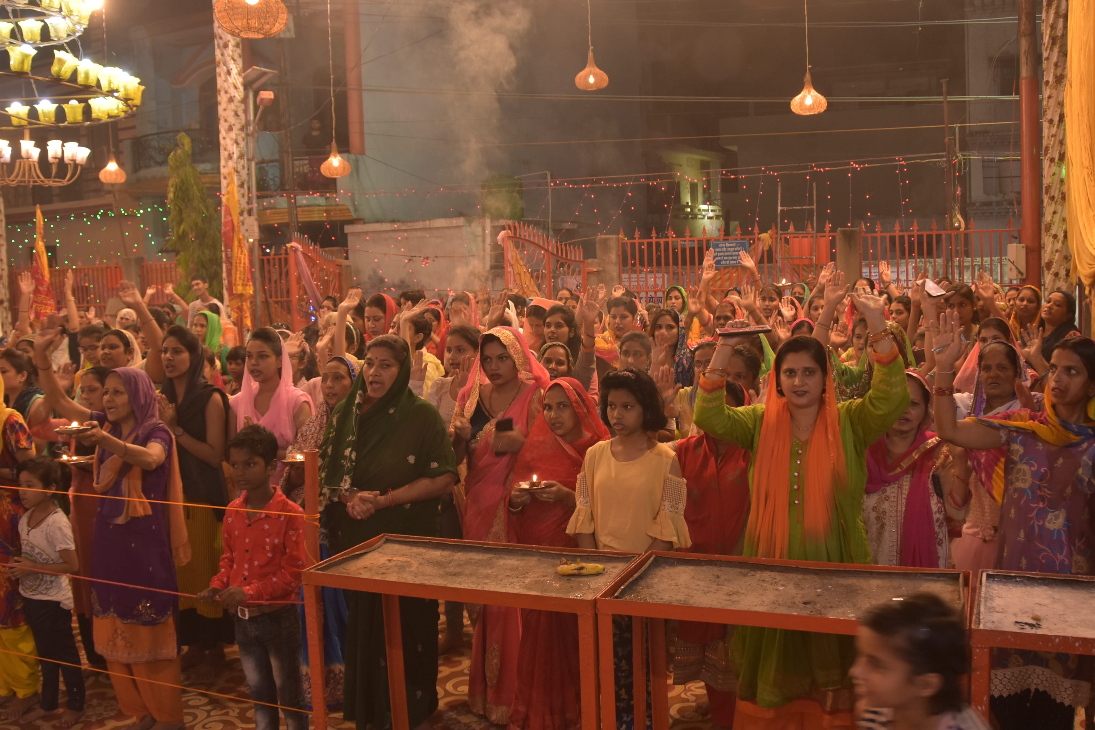 खलासी लाइन स्थित अहाता शिव दयाल में दुर्गा पूजन करते श्रद्घालु खलासी लाइन स्थित अहाता शिव दयाल में दुर्गा पूजन करते श्रद्घालु